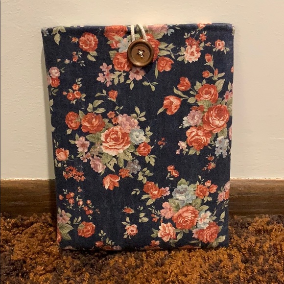 Unbranded Accessories - iPad Pro 10.5” Floral Sleeve